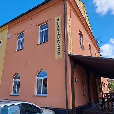 Hostinske Pokoje Nad Restauraci Kosetice Se Sdilenou Koupelnou A Kuchynkou Hotel Pelhřimov Exterior foto