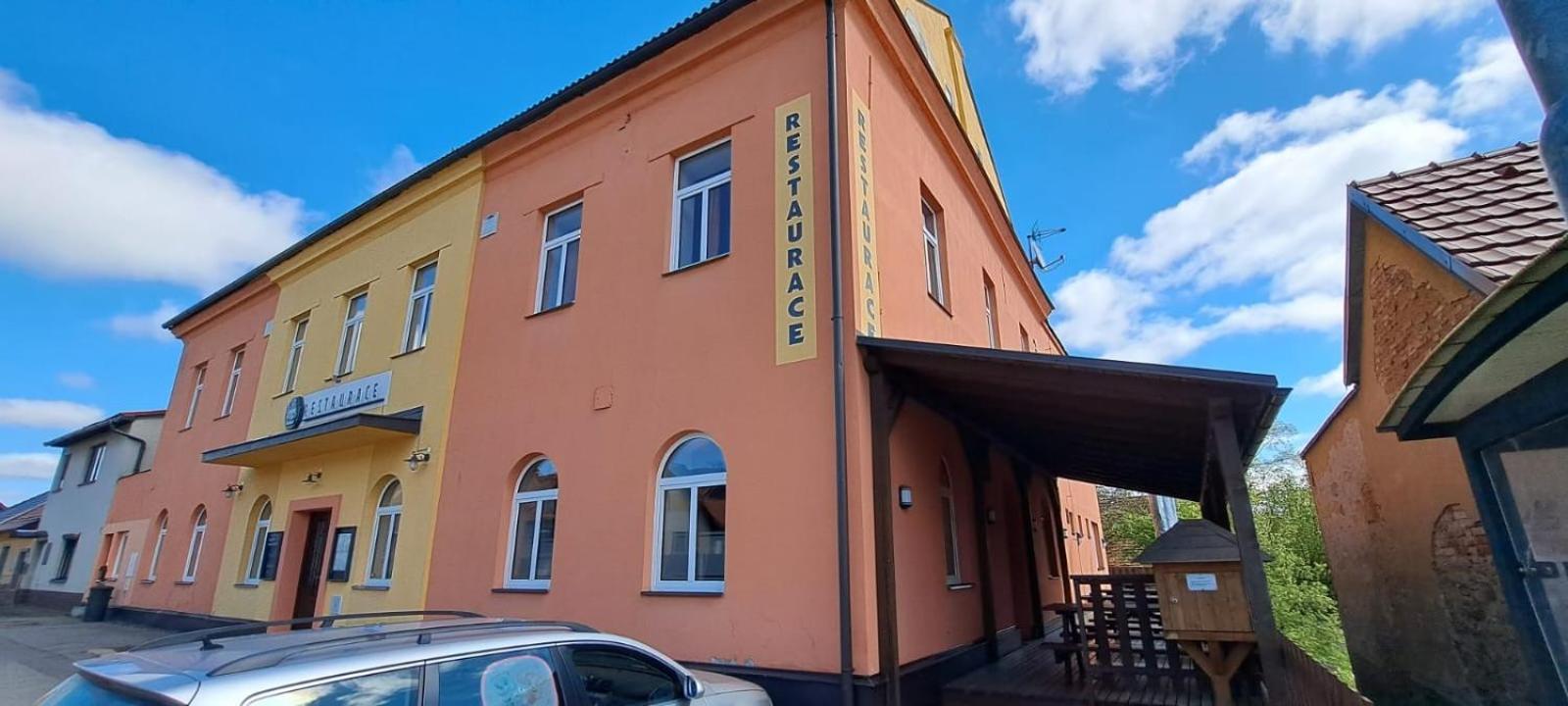 Hostinske Pokoje Nad Restauraci Kosetice Se Sdilenou Koupelnou A Kuchynkou Hotel Pelhřimov Exterior foto